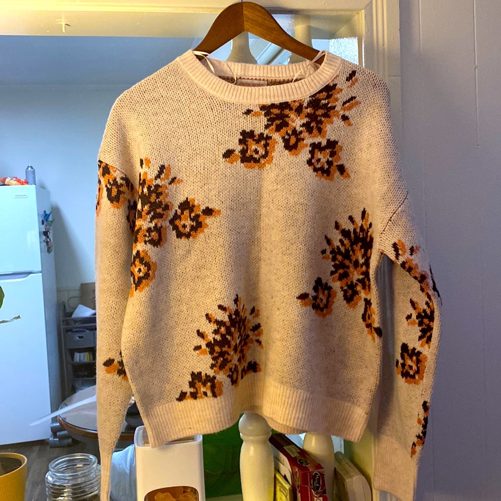 New - cream colored sweater with a beautiful floral print. Never worn! Size M!